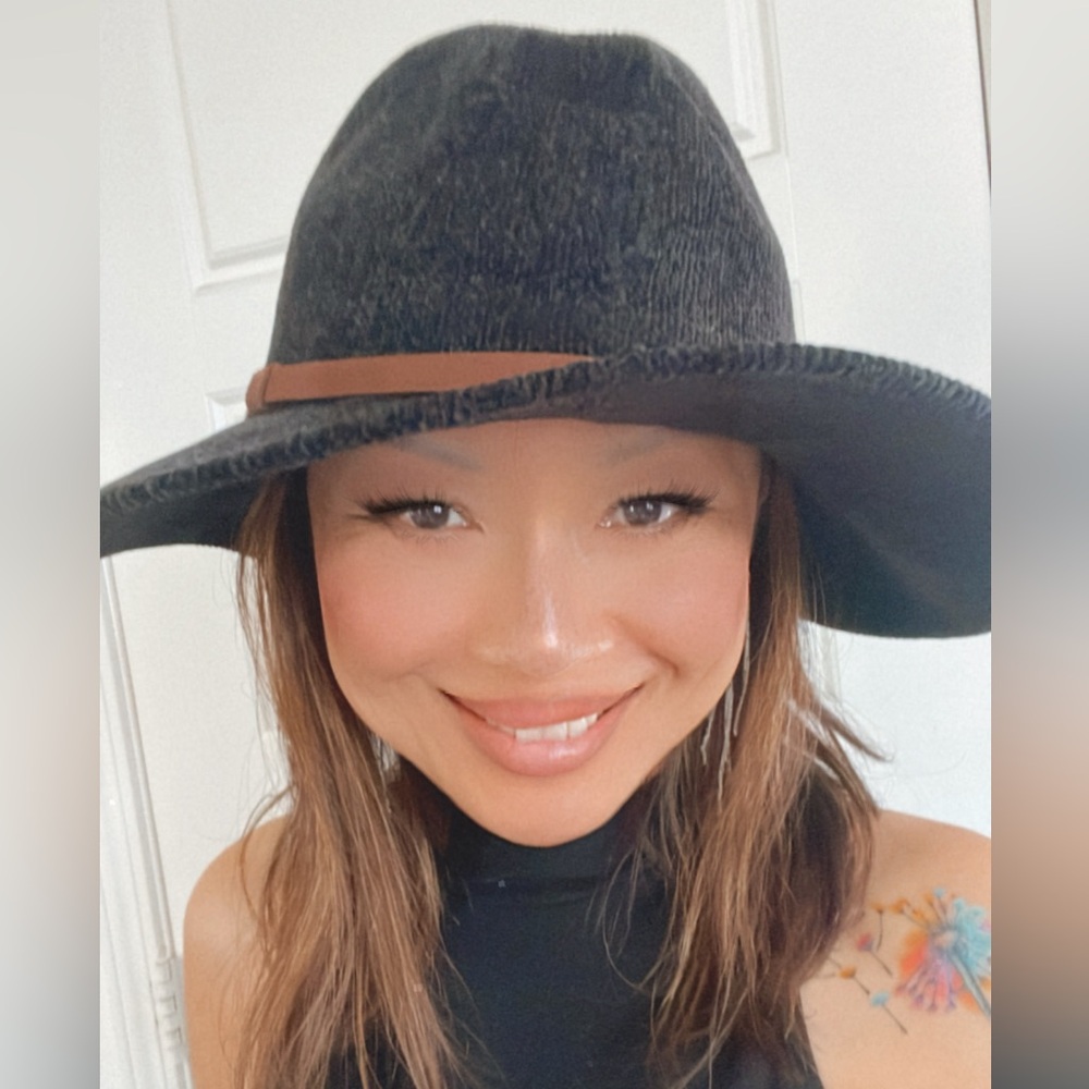 COPY    Stylish Black Wide-Brim Hat